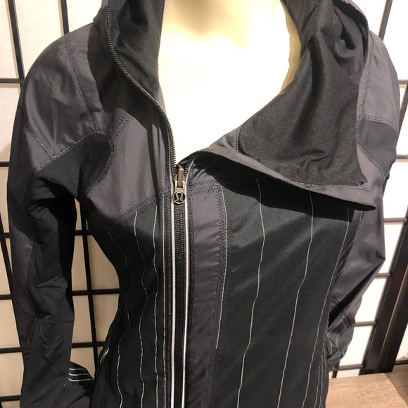 Lululemon reflective reversible wind jacket size 4 - Picture 4 of 8